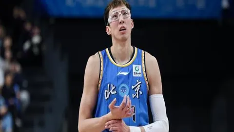 真假难分！姆巴佩蜡像合影引爆讨论，粉丝感慨：蜡像更像本人